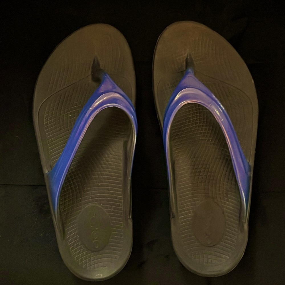 OOFOS navy and black flip flops super comfortable.
